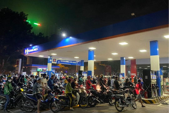 Trước khi nổ máy, Phó Giáo sư nói kỹ về việc phải ‘lắc bình’ khi sử dụng xăng E10