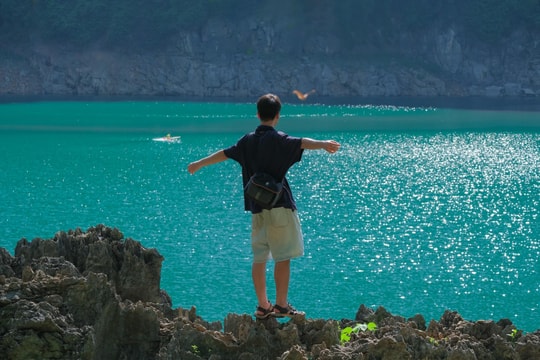 'Viên ngọc xanh' của Tây Bắc cách Hà Nội chỉ hơn 100km: Nằm gần hồ nhân tạo lớn nhất Việt Nam, thu hút du khách mê trekking dịp cuối tuần
