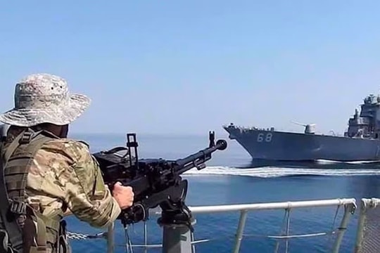 Iran nổ súng cảnh cáo các tàu cố gắng vượt eo biển Hormuz