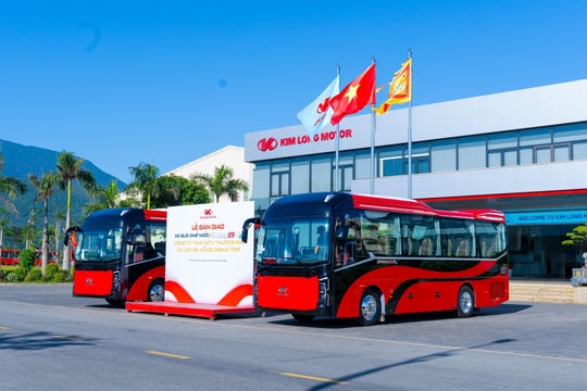Hãng xe Kim Long Motor bàn giao lô bus 'made in Vietnam' cao cấp cho công ty Đà Nẵng