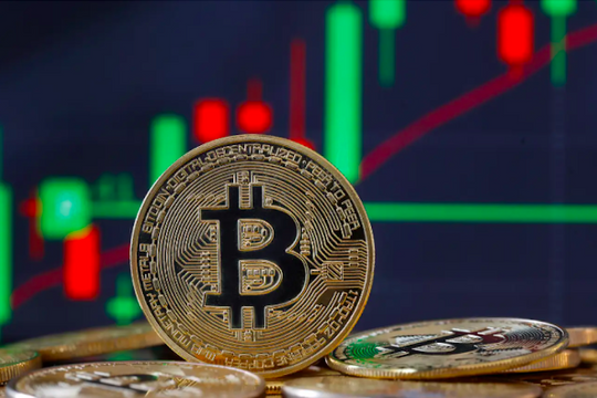 Bitcoin giảm về đáy 5 tuần, thị trường tiền số chịu áp lực từ chiến sự và lãi suất