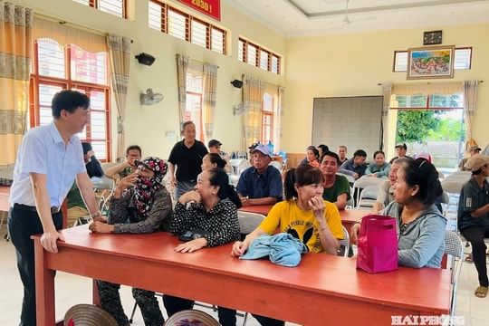 Người dân ngồi kín hội trường UBND xã để chờ nhận hơn 108 tỷ đồng tại dự án của Vingroup