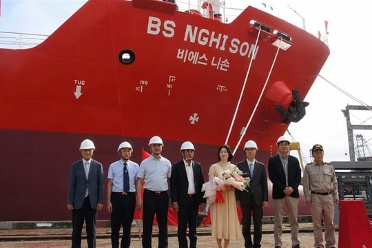 Doanh nghiệp đóng tàu 50 năm tuổi của Việt Nam chính thức bàn giao tàu chở dầu 13.000 tấn cho đối tác Hàn Quốc