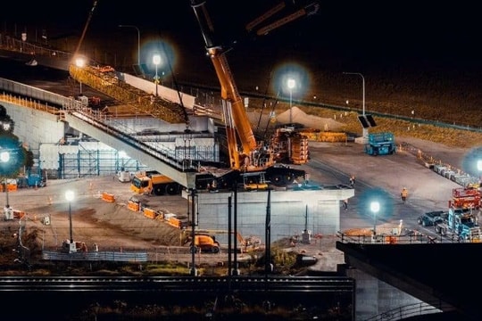 Vận chuyển khối bê tông nặng 120 tấn xuyên đêm để xây ga metro trên cao, mỗi cấu kiện nặng gần bằng 3 chiếc Boeing 737