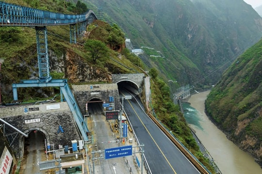 Vận hành phòng thí nghiệm lớn nhất thế giới: Sâu 2.400 m dưới lòng đất, gần như 'miễn nhiễm' tia vũ trụ