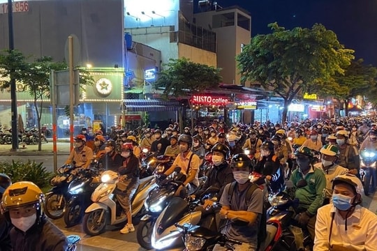 Thời gian bật đèn đối với ô tô, xe máy theo quy định mới đã có hiệu lực, biết để chấp hành