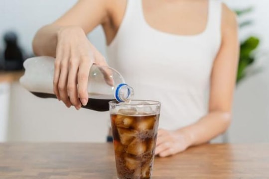Chuyên gia cảnh báo sai lầm khi uống nước ngày nắng nóng dễ gây hại thận