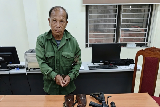 Bắt khẩn cấp cụ ông 73 tuổi, tịch thu 4 khẩu súng, 1 ống kính ngắm, 560 viên đạn cùng nhiều vật chứng