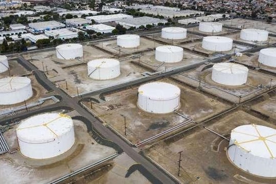 Giá dầu Brent giảm mạnh nhất 6 năm khi thị trường đặt cược vào thỏa thuận Mỹ - Iran
