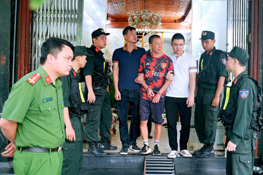 Khám xét khẩn cấp, tịch thu 2 điện thoại, 65 triệu đồng tiền mặt, 15 chỉ vàng cùng nhiều vật chứng: Bắt 'trùm giang hồ' khét tiếng