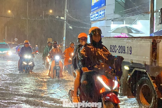 TPHCM đón đợt mưa lớn liên tục trong hai ngày, tổng lượng mưa có nơi trên 150mm
