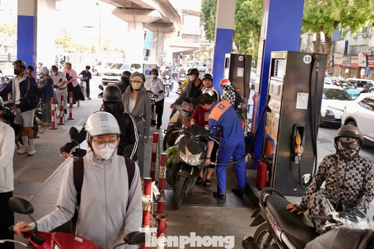Hà Nội: Dòng người xếp hàng đổ xăng E10
