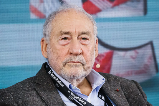 Chủ nhân giải Nobel cảnh báo: AI sẽ tạo ra tầng lớp siêu giàu mới, đẩy bất bình đẳng lên mức chưa từng có