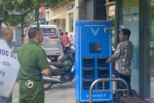 Sau đơn trình báo của lãnh đạo V-GREEN, công an lập tức bắt được đối tượng đập phá hơn 10 tủ đổi pin xe VinFast