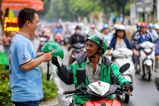 Những người lái xe công nghệ, bán hàng online có thể phải thực hiện chính sách bắt buộc này