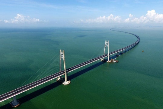 10.000 người Trung Quốc sử dụng 450.000 tấn thép, xây dựng cây cầu lập kỷ lục Guinness, vốn đầu tư hơn 223.000 tỷ đồng