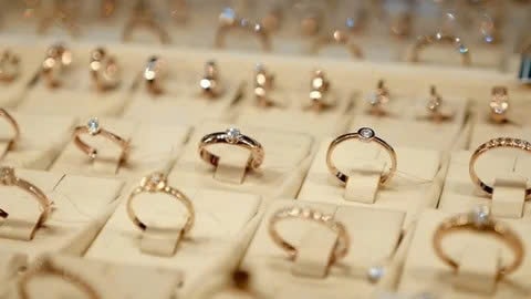 Giá vàng hôm nay (2/6): Đồng loạt giảm sâu, rời xa mốc 159 triệu đồng/lượng