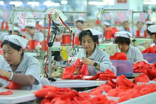 Từ hàng giá rẻ đến công nghệ cao: Trung Quốc 'ăn cả hai đầu' trong chuỗi giá trị toàn cầu?