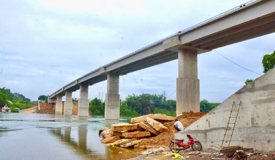 Chỉ vài tuần nữa, chính thức thông xe cầu phục vụ thuỷ điện lớn nhất miền Nam, xoá bỏ bến phà đã hoạt động nhiều năm