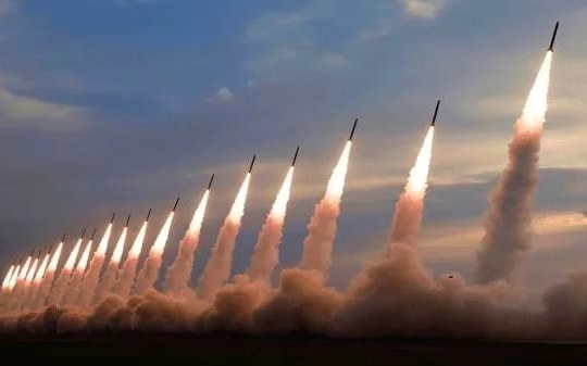 Còi báo động vang lên khắp vùng Vịnh, Mỹ - Iran tiếp tục đấu súng