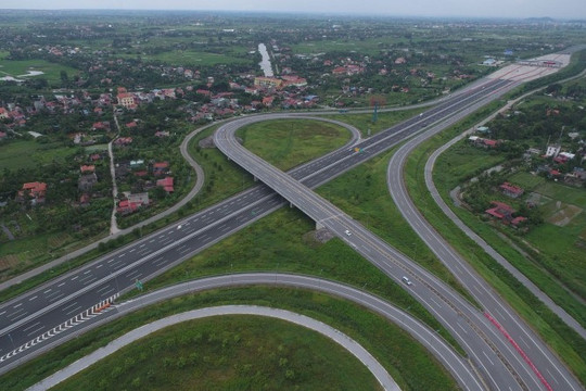 Đề xuất 'lên đời' nhiều tuyến đường huyết mạch