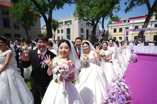 Một trường đại học tặng 187 nhẫn kim cương cho các nghiên cứu sinh tiến sĩ kết hôn