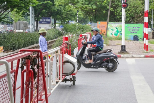 Những người đi xe máy có thói quen qua đường sắt kiểu này sẽ bị phạt ngay 6.000.000 đồng