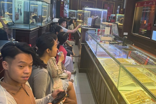 Lỗ ngay 4 triệu đồng/lượng, vì sao nhiều người vẫn xếp hàng mua vàng?