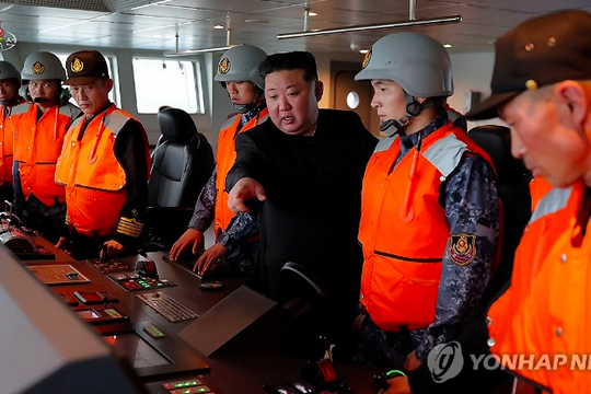 Chủ tịch Triều Tiên Kim Jong Un cùng con gái thị sát tàu khu trục mới