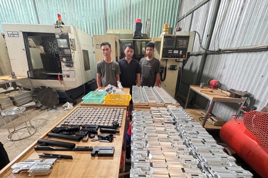 Khám xét xưởng cơ khí, thu giữ khẩn cấp 178 thân súng, 113 hộp tiếp đạn, 300 phôi hợp kim nhôm cùng nhiều linh kiện
