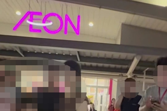 Công an vào cuộc vụ người phụ nữ cùng con nhỏ bị 2 thanh niên chặn kiểm tra tài sản ở Aeon Mall Long Biên