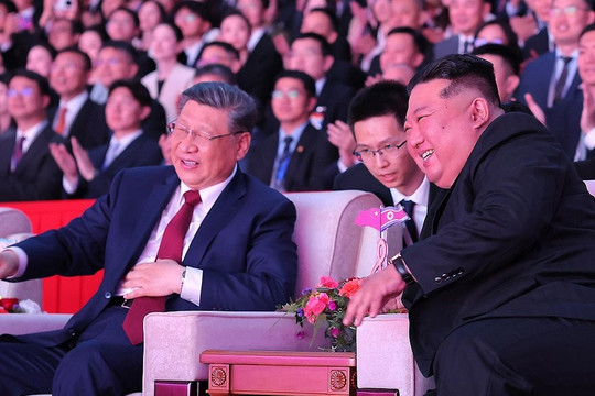 Chủ tịch Trung Quốc dự tiệc chiêu đãi, xem ca nhạc cùng Chủ tịch Triều Tiên