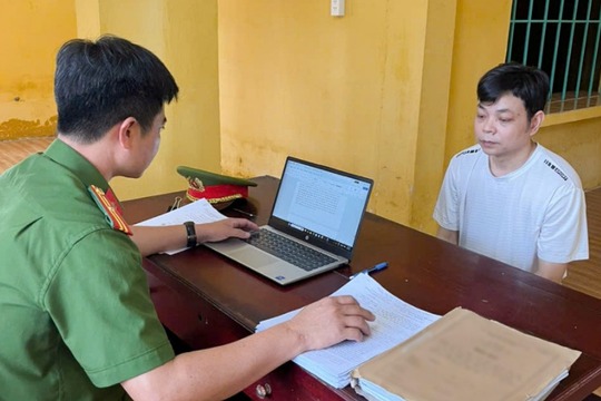 Tống đạt quyết định khởi tố cựu Giám đốc 'tặng vàng' cho khách hàng