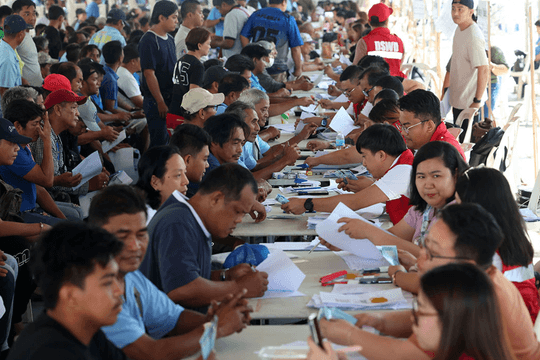 Mất giờ làm, thu nhập giảm vì cú sốc giá dầu: 1,4 triệu người Philippines phải tìm việc làm thêm