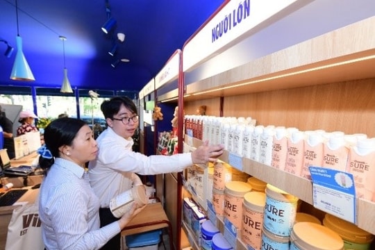 Vinamilk đón thế hệ “đồng niên” tham quan nhà máy với lời hứa chăm sóc sức khỏe bằng dinh dưỡng chất lượng