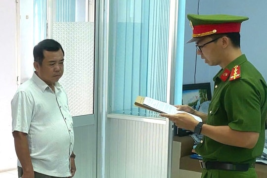 Khởi tố, cấm đi khỏi nơi cư trú một cựu Hiệu trưởng trường cao đẳng nghề