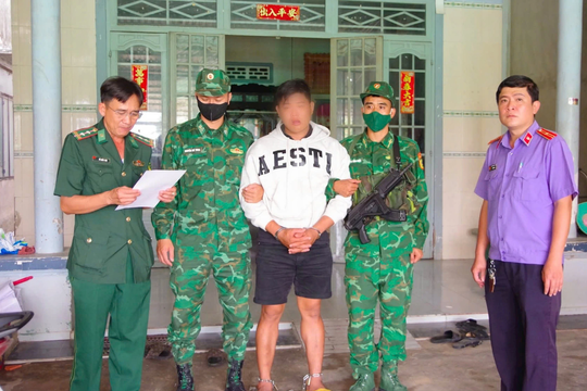 Kiểm tra một xe máy trên đường, bắt khẩn cấp Lê Quan Trường SN 1999 khi đang nhập cảnh từ Campuchia vào Việt Nam
