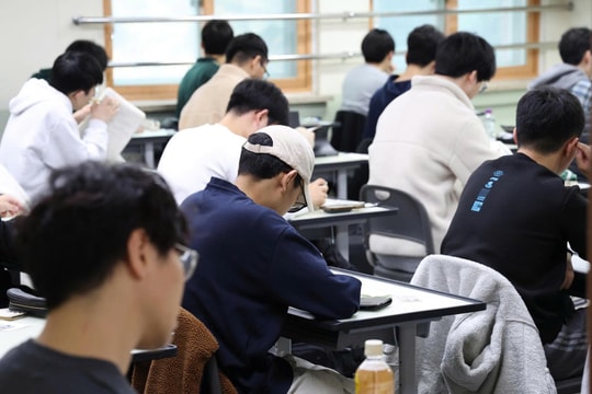 Phát hiện, hủy kết quả 2 thí sinh dùng kính AI để gian lận trong kỳ thi tiếng Anh quốc tế