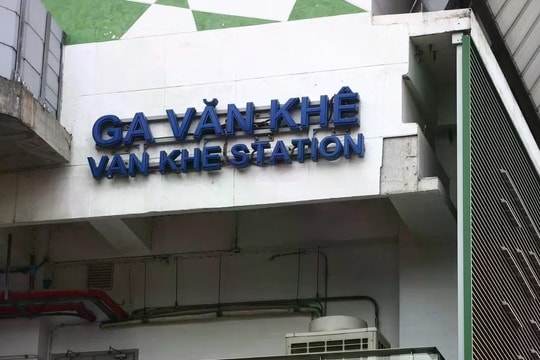 Mảng vữa dày 5 cm từ nhà ga metro Văn Khê rơi trúng xe buýt đang chạy