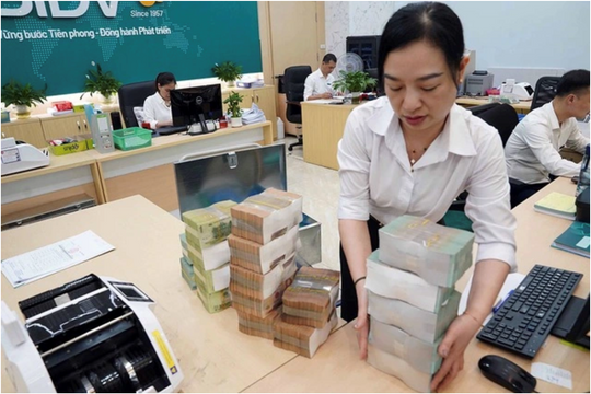 Lãi vay tăng mạnh, chuyên gia cảnh báo áp lực thanh khoản đang 'siết chặt' hệ thống ngân hàng