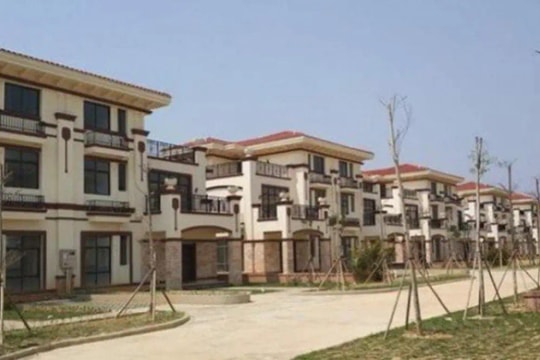 Được hàng xóm góp tiền cho đi học đại học, 33 năm sau, 'cậu bé nghèo' chi gần 780 tỷ đồng xây 258 căn biệt thự tặng cả làng để trả ơn
