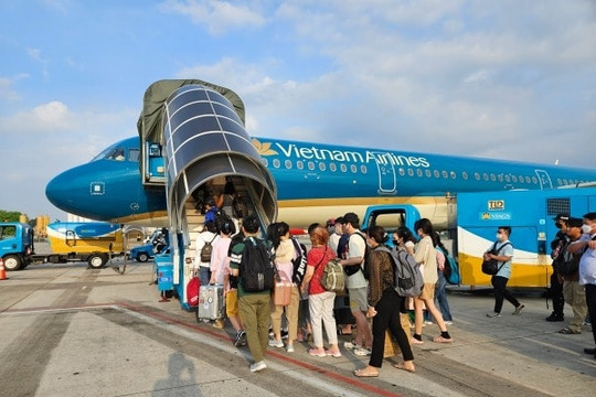 Sốc giữa cao điểm hè: Vé máy bay nội địa lao dốc chưa từng thấy