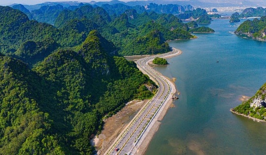 Tuyến đường ven biển đẹp nhất Việt Nam: Xuyên núi, ôm biển và kết nối 2 vịnh di sản