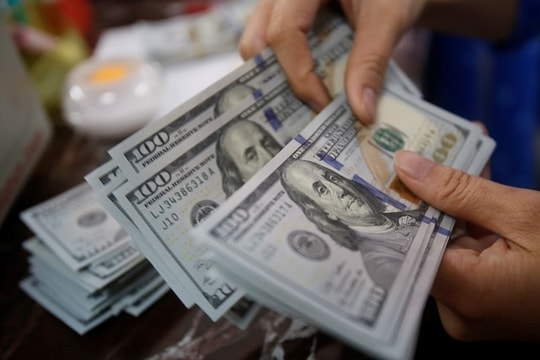 Tỷ giá USD tuần 8-12/6: USD tự do thấp hơn ngân hàng tới 142 đồng