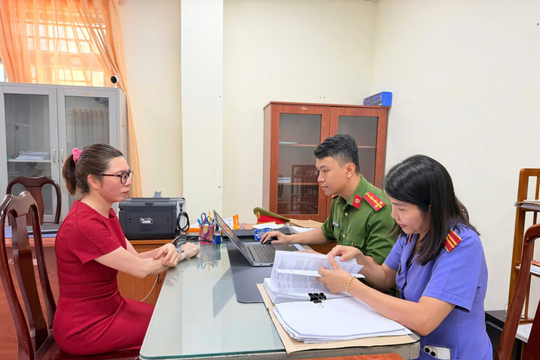 Khởi tố một chủ cửa hàng kính mắt nổi tiếng SN 1977