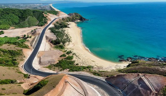Cung đường biển đẹp bậc nhất miền Trung dần thành hình: Dài 115km, có đoạn đèo với cảnh quan núi - biển ấn tượng