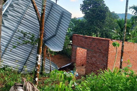 Lốc xoáy làm 70 nhà dân ở Quảng Ngãi bị tốc mái