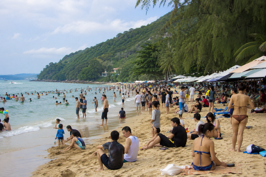 Nghiêm cấm mặc bikini, tắm nắng để ngực trần tại một bãi biển
