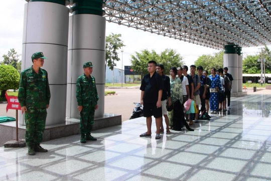 12 Việt kiều bị trục xuất về nước