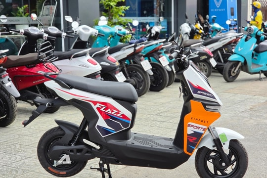 Mẫu xe máy điện đổi pin mới của VinFast về đại lý: Trang bị xứng tầm, giá chỉ hơn 13 triệu, phụ huynh có con trai nhìn là mê